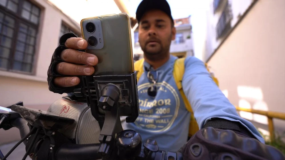 Românii, tot mai ostili față de străini. Cum explică experții noul atac asupra unui livrator