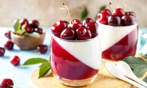Panna Cotta cirese  Sursa foto shutterstock 2183327491 jpg