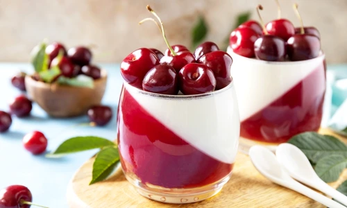 Panna Cotta cirese  Sursa foto shutterstock 2183327491 jpg