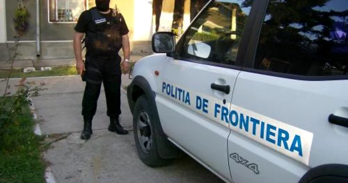 Polițiștii de frontieră i-au predat pe cei doi reprezentanțiilor Inspectoratului Județean de Poliție Arad