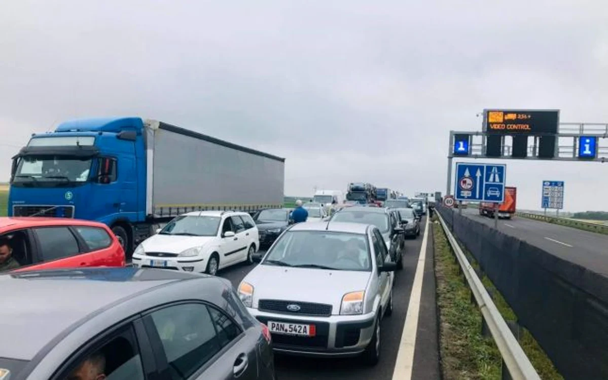 Aglomeraţie la graniţele cu Ungaria FOTO Adevărul