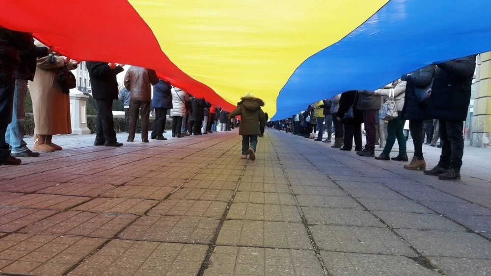 Cum schimbăm România dominată de neîncredere? „Am început să facem politică digitală, dar nu știm să-l ascultăm pe celălalt”