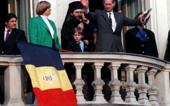 Regele Mihai, alături de Printesa Margareta (stânga), Regina Ana (dreapta) şi micul Principe Nicolae, pe când avea doar şapte ani, la balconul apartamentului regal de la hotelul Continental, Bucureşti, 1992 FOTO Mediafax