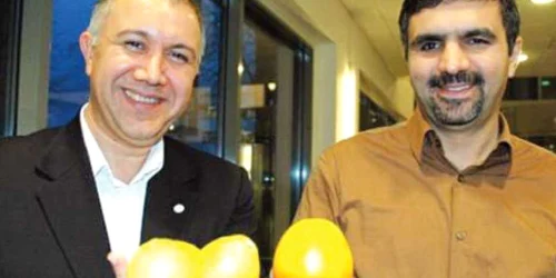 Profesorul Mohammad Taherzadeh (dreapta) prezintă mostre din proiectul său