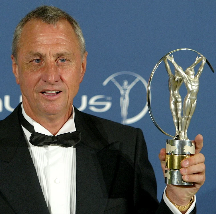 
    Johan Cruyff se întoarce pe banca tehnică a unei echipe după de 13 ani  