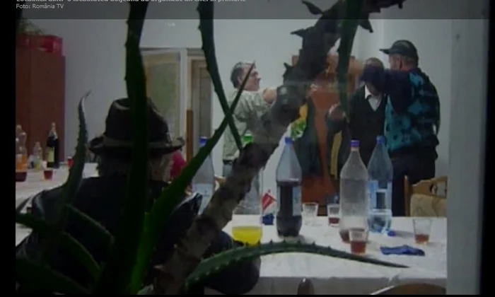 
    Petrecăreții au fost surprinși de jurnaliști (captură:rtv)  