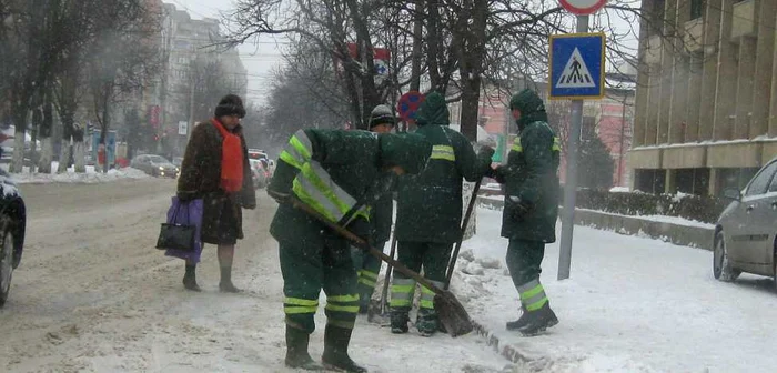 Doar operatorii de la salubrizare au curăţat pe alocuri trotuarele