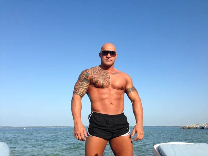 Blonda se iube;te de doi ani cu bărbatul cu care s-a logodit