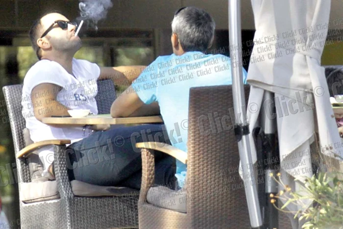 Gestul cel mai scârbos şi deplasat a fost cel în care prezentatorul tv s-a scobit tacticos în nas, în timp ce vorbea ceva cu un prieten