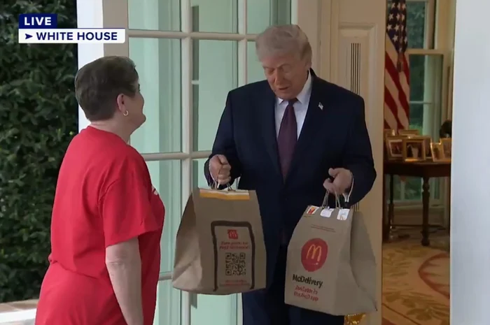 Trump primește o comandă de la McDonalds. Foto: captură video ABCNews