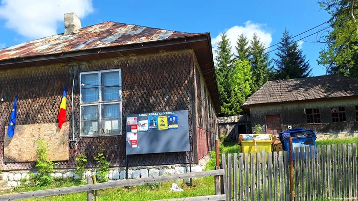 Şcoala din Ciocanu cu pubelele în care gunoiul deversează