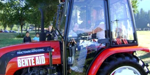 Copiii au primit în dar şi un tractor performant