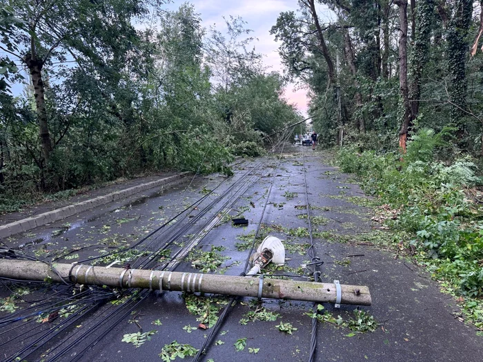 VIDEO Singura intrare în cartierul Greenfield, complet blocată după furtună. Oamenii sunt fie blocați în case, fie în mașinile încolonate pe DN1