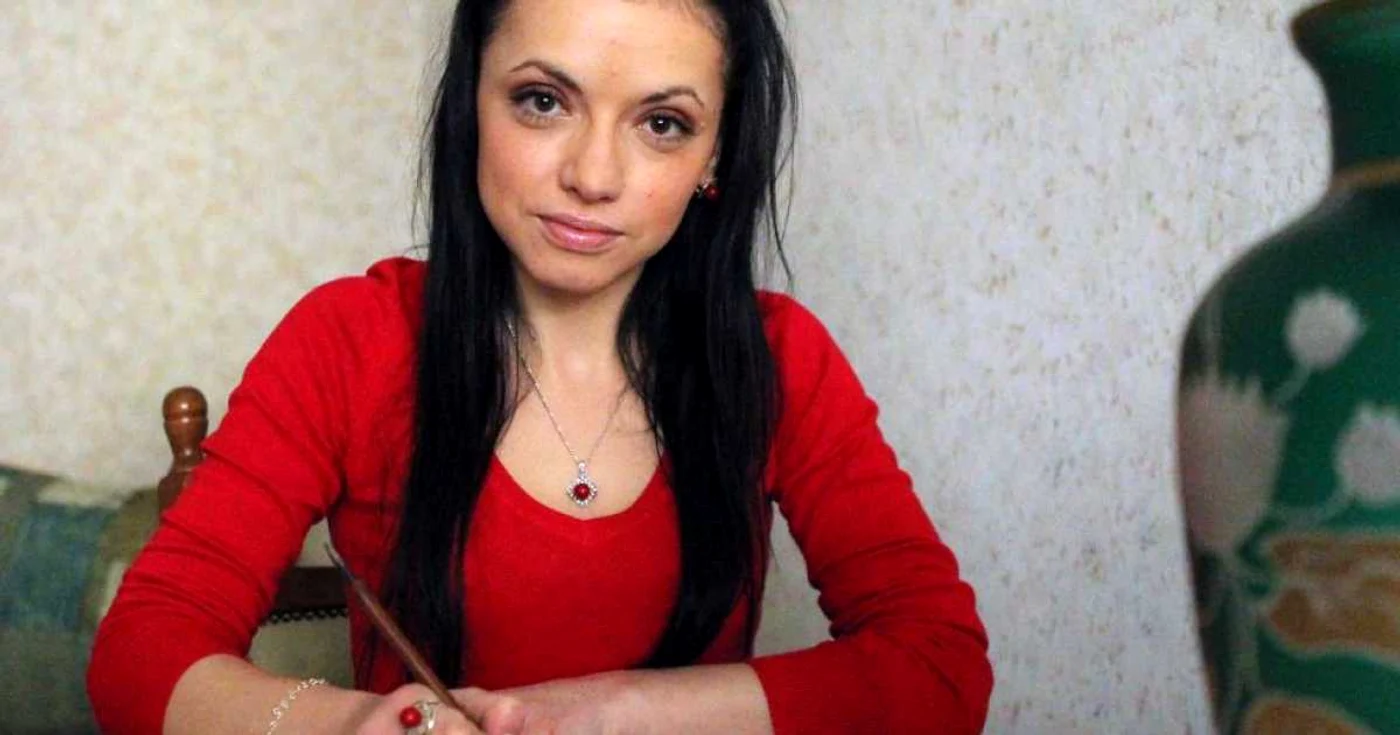 Violeta Crîşmaru este artist plastic grafician