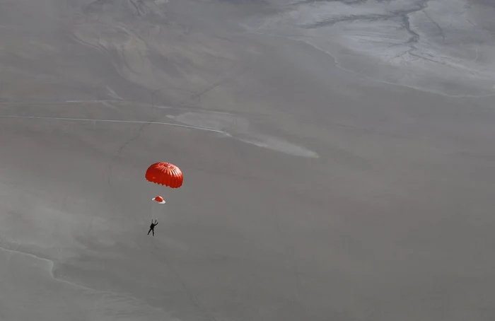 Peter Siebold se parasuteaza dupa dezintegrarea SpaceShipTwo foto Mark Greenberg/Virgin Galactic