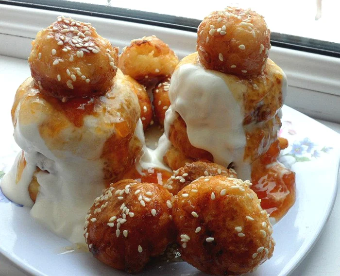 
    Papanaşi cu smântână şi dulceaţă  