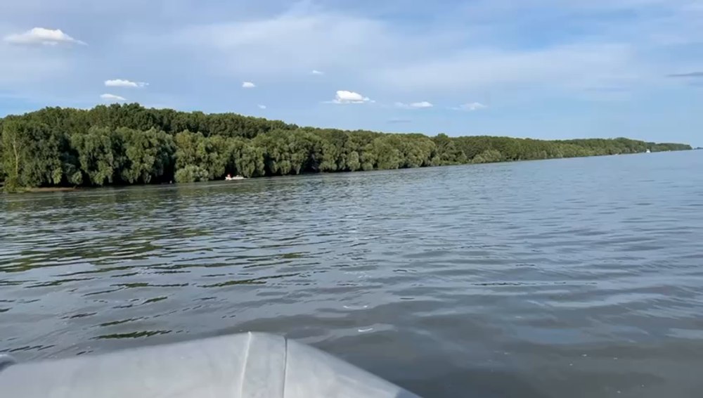 Barcă în derivă pe Dunăre. Cinci bărbați au fost salvați, după ce motorul ambarcațiunii în care se aflau s-a stricat VIDEO