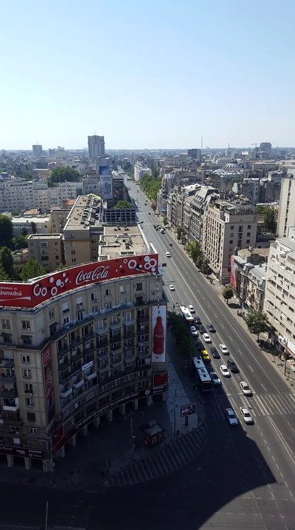 Cezar Avramuță și-a adus și pachet de acasă, astfel că se fotografia în timp ce mânca un măr, urcat pe macara