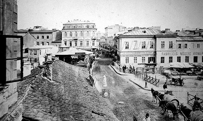 Strada Șelari din București, la 1870, fotografiată de Franz Duschek (@ Wikimedia Commons)