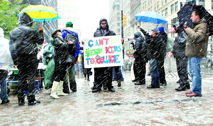 În ciuda vremii de afară,  oamenii nemulţumiţi de  pe Wall Street nu au  renunţat la proteste