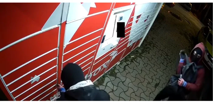 Autorii purtau mască în timpul tentativei de furt. FOTO captură video Ziarul de Bacău