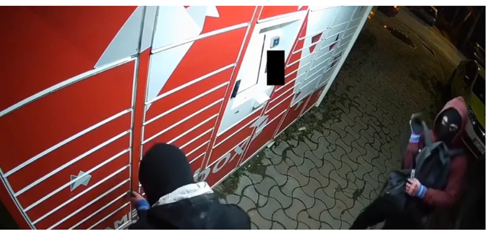 Au încercau să spargă cu răngile un easybox. Comandaseră telefoane și au vrut să le scoată din locker fără să mai plătească