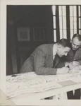 Karl Schlabow (dreapta) studiază tapiseria, în 1941 (© Bayeux Museum)