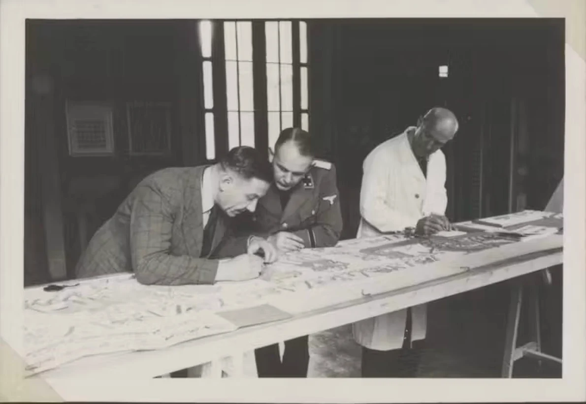 Karl Schlabow (dreapta) studiază tapiseria, în 1941 (© Bayeux Museum)