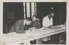 Karl Schlabow (dreapta) studiază tapiseria, în 1941 (© Bayeux Museum)