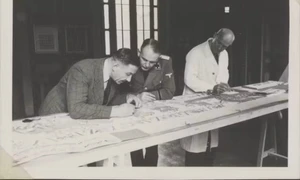 Karl Schlabow (dreapta) studiază tapiseria, în 1941 (© Bayeux Museum)