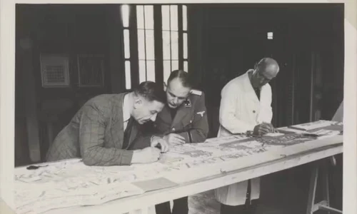 Karl Schlabow (dreapta) studiază tapiseria, în 1941 (© Bayeux Museum)