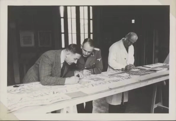 Karl Schlabow (dreapta) studiază tapiseria, în 1941 (© Bayeux Museum)