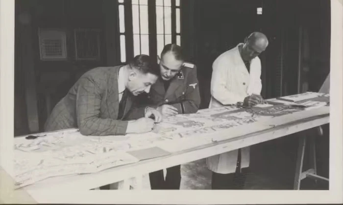 Karl Schlabow (dreapta) studiază tapiseria, în 1941 (© Bayeux Museum)