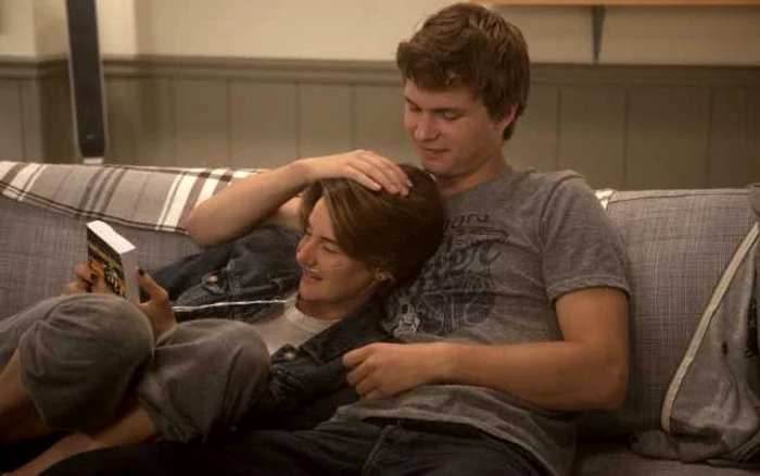 Actorii Shaileen Woodley (Hazel Grace Lancaster) şi Ansel Elgort (Augustus Waters), în drama romantică „Sub aceeaşi stea“ FOTO Twentieth Century Fox Film Corporation