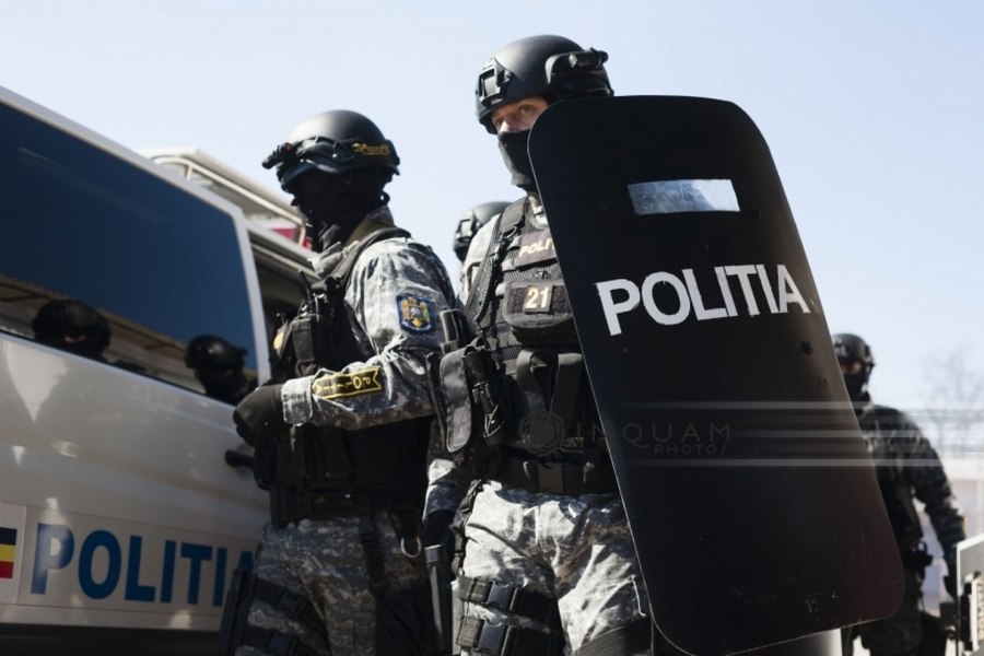 Percheziţii la domiciliile unor bănuiţi de furt. 12 persoane vor fi duse la audieri