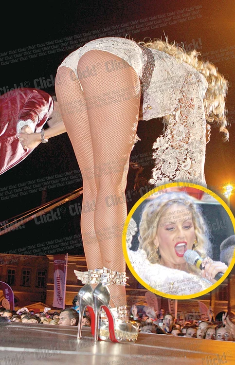 
    Andreea  Bănică- Solista a urcat pe  scenă cu tocuri  de 19 cm şi purtând  un chilot-salopetă  din dantelă  