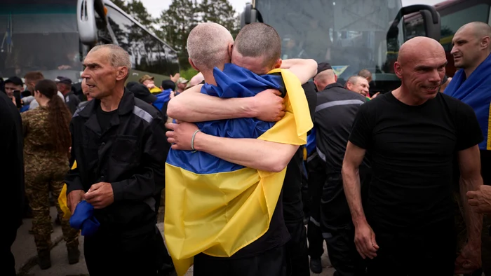 Zelenski anunță finalizarea unui nou schimb de prizonieri cu Rusia: „303 apărători ucraineni ajung acasă”