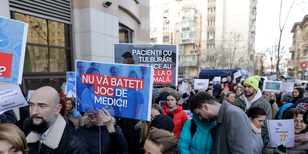 Medici de familie protestează în fața sediului Casei Naționale de Asigurări de Sănătate din București. FOTO Inquam Photos / George Călin