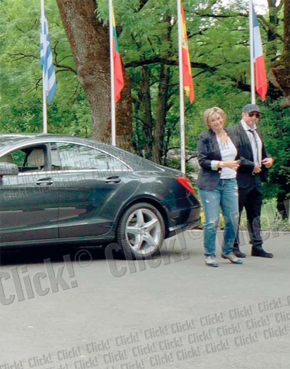 
    Anamariei Prodan nu-i  mai venea să plece de  lângă limuzina primită  cadou de la soţul ei  