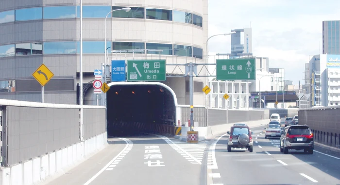 Aşa arată ”gaura din bloc” văzută din maşină