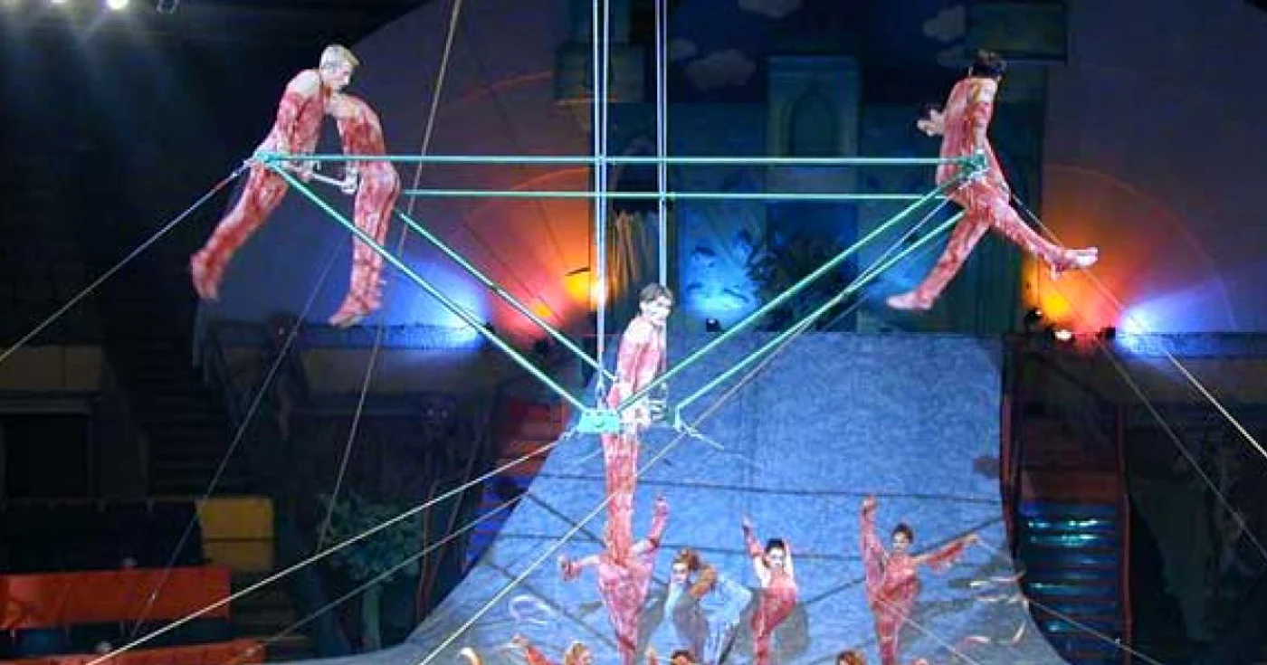 Acrobaţii evoluează la înălţime pentru a-şi uimi spectatorii