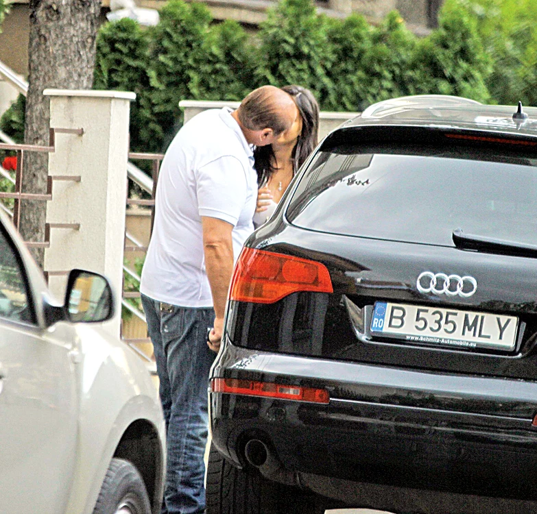 Cei doi sunt nedespărţiţi  şi se pupă cu foc şi pe stradă