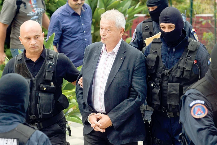 Oprescu stă singur într-o rezervă, unde are baie proprie