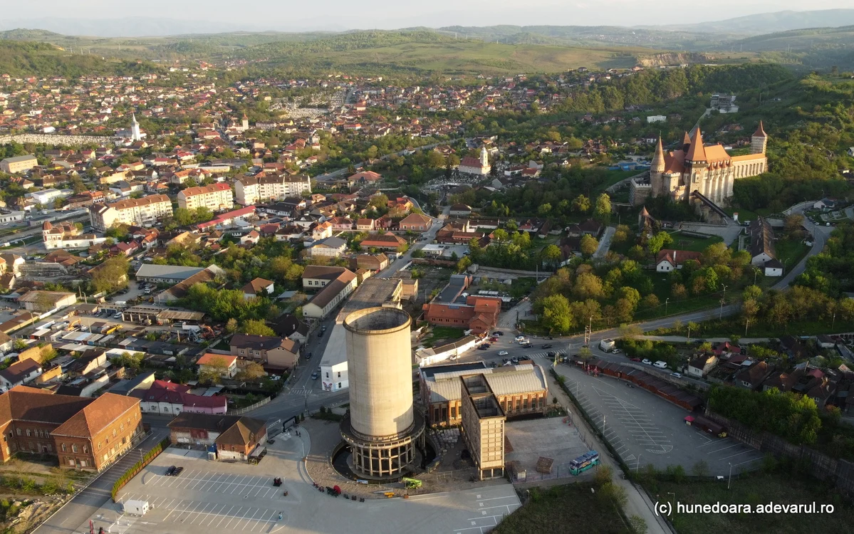 Castelul Corvinilor domină acum panorama Hunedoarei. Foto: Daniel Guță. ADEVĂRUL