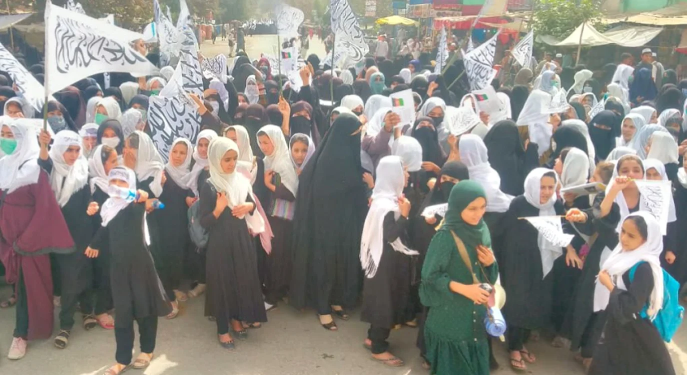 Fete afgane revin la şcoală într-o provincie nordică din Afganistan Foto via News.ro