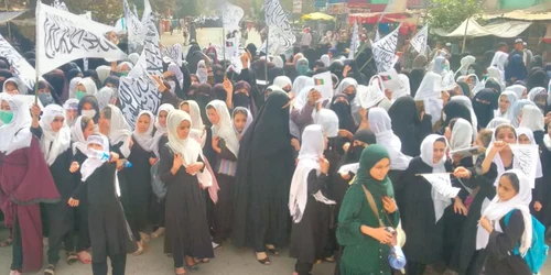 Fete afgane revin la şcoală într-o provincie nordică din Afganistan Foto via News.ro