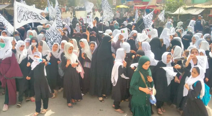 Fete afgane revin la şcoală într-o provincie nordică din Afganistan Foto via News.ro