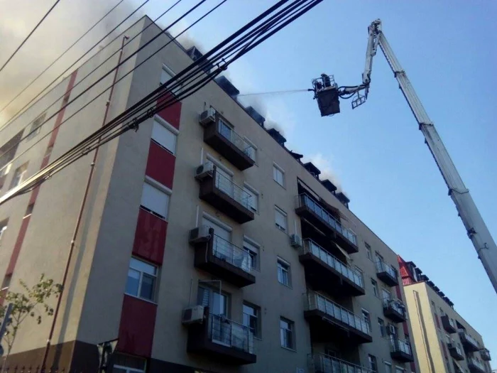 Incendiul a izbucnit la mansarda unui bloc cu şase etaje FOTO ISU Bucureşti