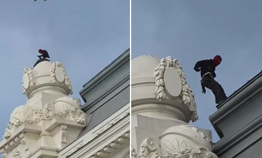 „Spiderman” de Constanța. Un bărbat mascat s-a urcat pe cupola celebrului cazino pentru un selfie