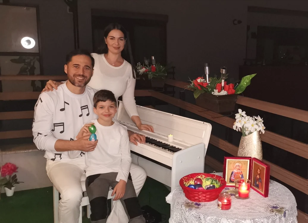 Familia Maxer a cântat la pianină „Hristos a înviat”